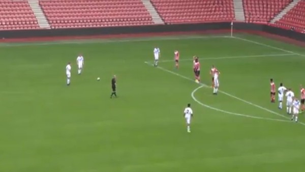 Kaleciyi sakatlayan frikik!