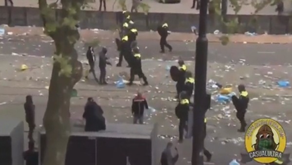 Feyenoord taraftarı ortalığı savaş alanına çevirdi!