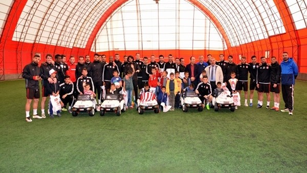 Sivasspor'dan sevgi evlerinde kalan çocuklara sürpriz