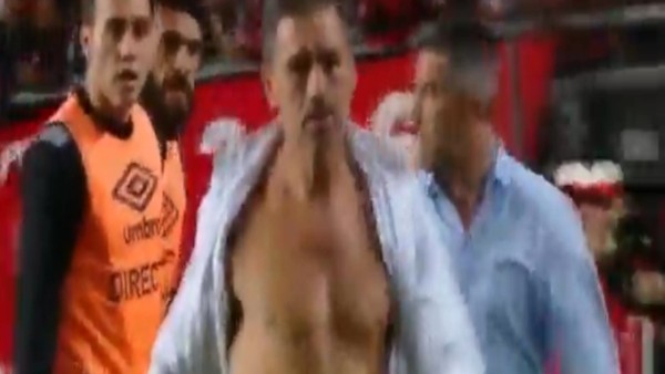 Estudiantes teknik direktörü Nelson Vivas çıldırdı!