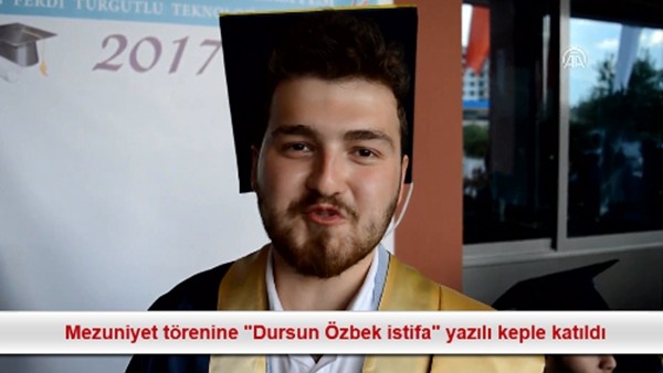 Mezuniyet törenine "Dursun Özbek istifa" yazılı keple katıldı