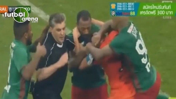 Lokomotiv Moskova maçında saha karıştı!