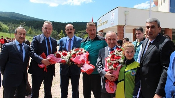 Karabüksporlu futbolculardan spor lisesine ziyaret