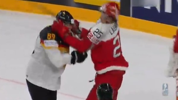 Buz hokeyi maçında yumruk yumruğa kavga!