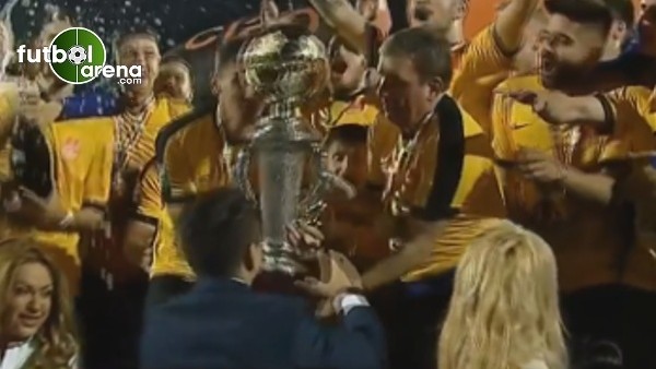 Şampiyonluk Kupası Hagi'nin ellerinde yükseliyor!