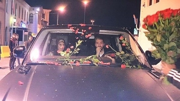 Caner Erkin ve Şükran Ovalı'ya gül yağmuru