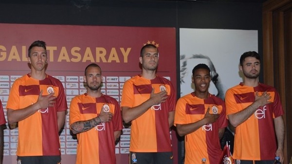 Galatasaray, yeni sezon parçalı formasını tanıttı