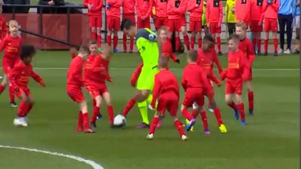 Coutinho ile Wijnaldum'un miniklerle eğlenceli anları