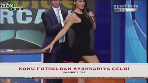 Güzel sunucunun topuk ayakkabıları futbolun önüne geçti.