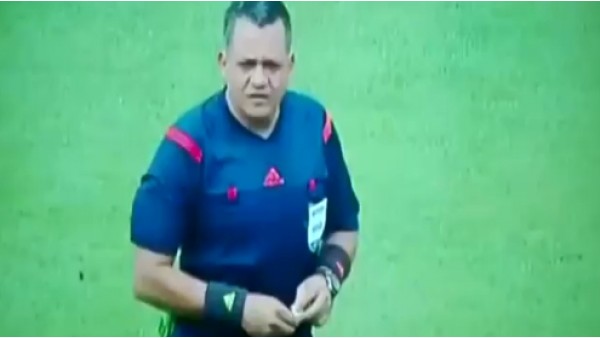 Oyuncular protesto etti, hakem ne olduğunu anlayamadı