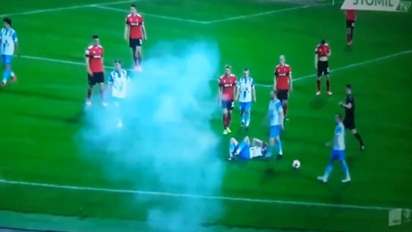 Futbolcunun üzerine sis bombası atıldı