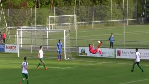 Kendi kalesine röveşatayla gol attı!