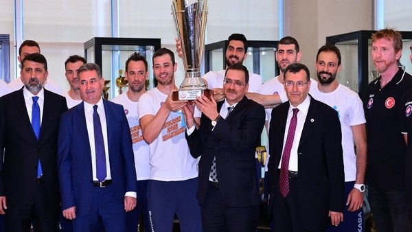 Halkbank'ın şampiyon voleybolcuları basınla buluştu