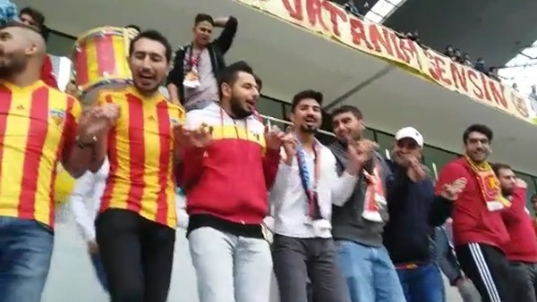 Kayserispor taraftarları Yeni Malatyaspor'un Süper Lig'e yükselmesini halayla kutladı