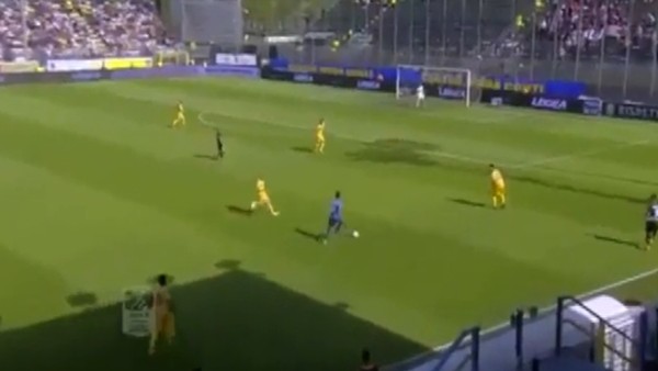 İtalyan kaleciden çılgın dripling!