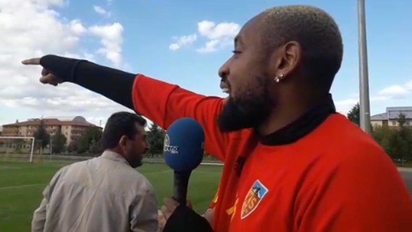 Kana Biyik, FutbolArena mikrofonu ile muziplik yaptı