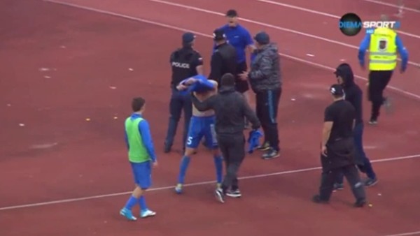 Derbiyi kaybeden futbolculara saldırmak istediler!