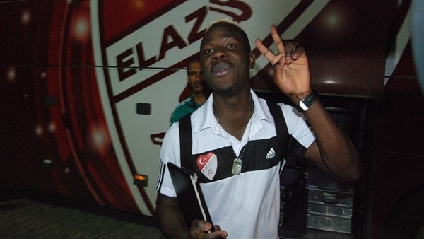 Elazığsporlu Traore otobüs muavinlerine taş çıkarttı