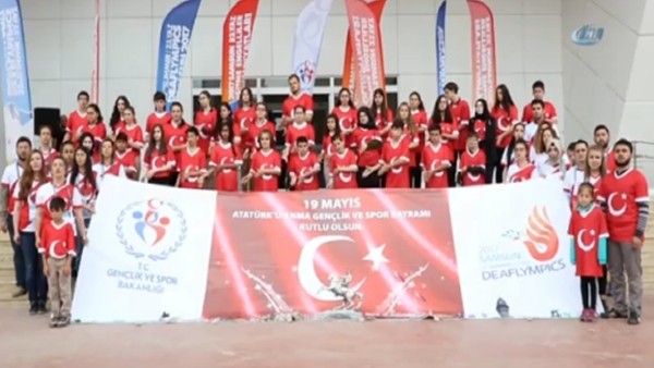 İşaret diliyle İstiklal Marşı'nı söylediler