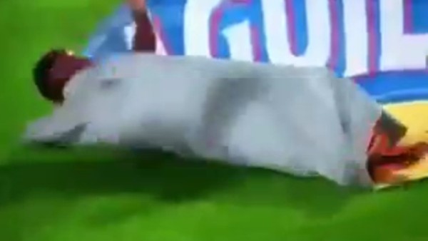 Gol sevincinde kendini adana dürüm yaptı!