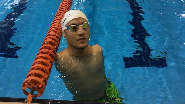 Beytullah Eroğlu, hayata yüzerek sarıldı