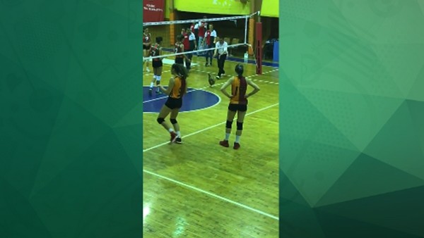 Salona tavuk girince maç yarıda kaldı!