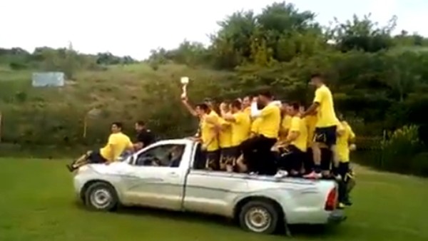 Üst lige çıkmalarını böyle kutladılar!