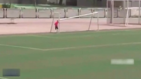 Orta sahadan vurdu direk kırdı!