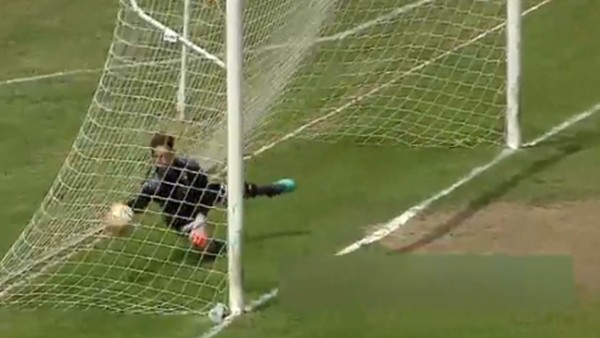 Kendi kalesine yılın golünü attı