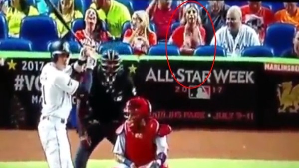 Beyzbol maçında göğüslerini açtı!