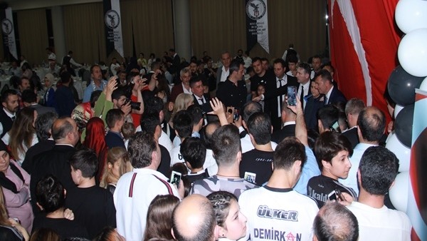 Beşiktaşlı taraftarlardan şampiyonluk kupası izdihamı