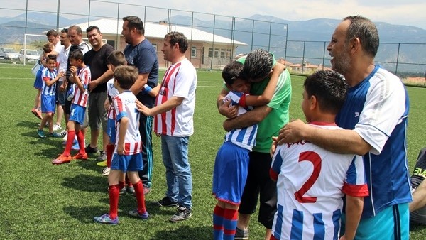 Babalar gününde babalar ve oğulları karşı karşıya geldi