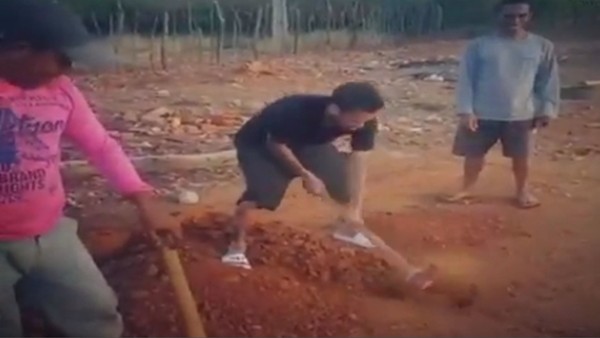 Yardımsever Dani Alves!