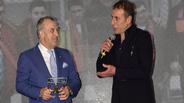 Beşiktaş Yöneticisinden Abdullah Avcı'ya ödül!