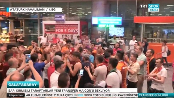Galatasaraylı taraftarlar Maicon'u bekliyor