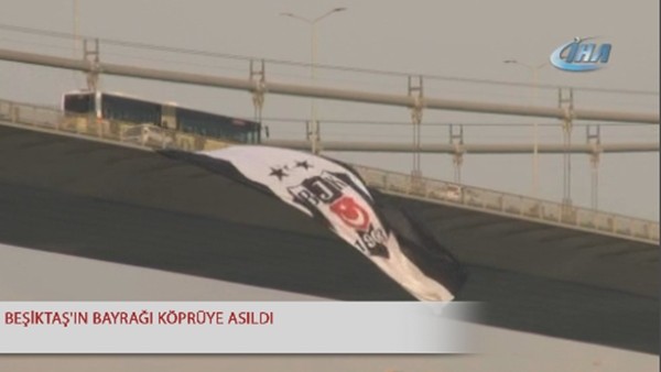 Beşiktaş'ın bayrağı köprüye asıldı