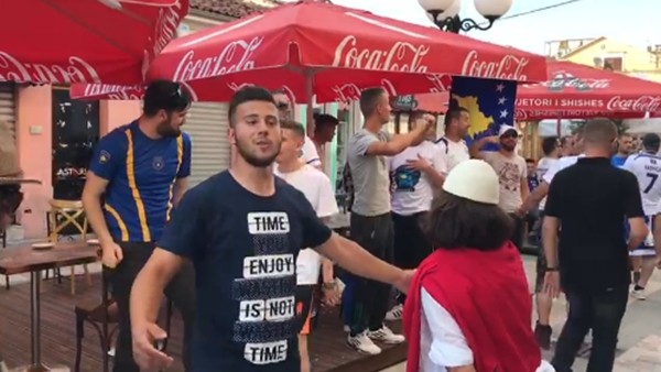 Kosova taraftarlarının sokaklardaki coşkusu