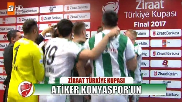 Konyaspor kupayı kazandı, futbolcular Aykut Kocaman'ın röportajını bastı