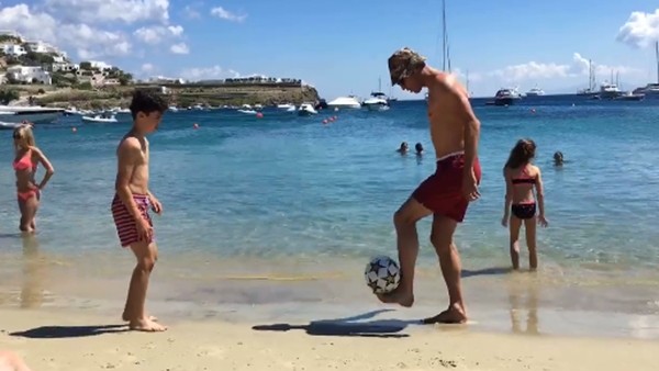 Robin van Persie'nin oğluyla plajda futbol keyfi