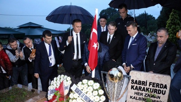 Beşiktaş, kupayı şehit müdürün mezarına götürdü