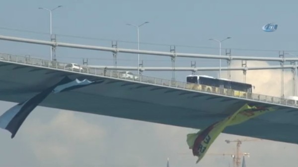 15 Temmuz Şehitler Köprüsüne Göztepe bayrağı asıldı