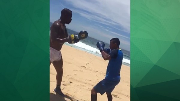 Nani'den kumsalda boks çalışması