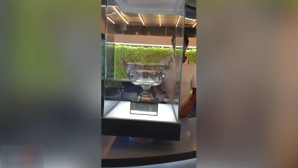 10. Fransa Açık zaferinin kupasını müzeye ekledi