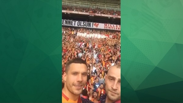 Lukas Podolski üçlü çektirdi