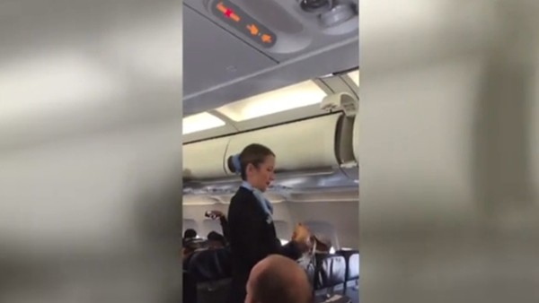 Taraftarlar hostese rahat vermedi