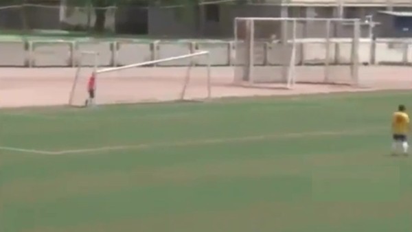 Orta sahadan attığı şutla kale direğini kırdı!