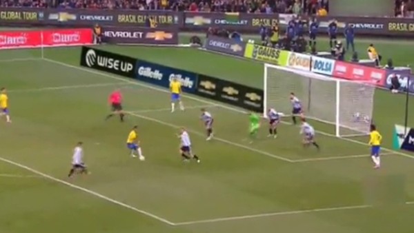 Olmaz denilen oldu, inanılmaz gol kaçtı!