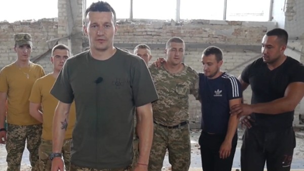 Artem Fedetskiy askerlerle futbol oynadı