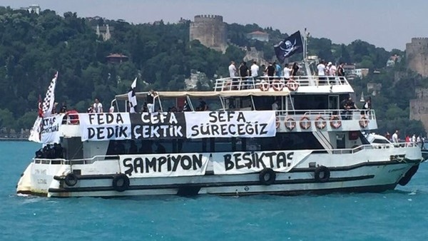 İstanbul Boğazı siyah-beyaza büründü