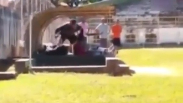 Cinnet getiren hakem silahını aldı